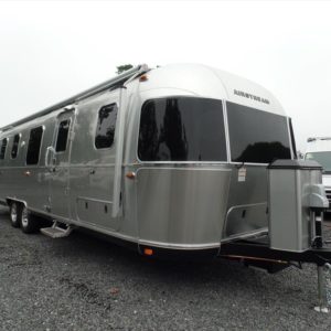 2018 Airstream Classic 33FBT Twin